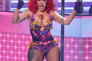 Cardi B pense qu&rsquo;elle a « déjoué tous les pronostics » en équilibrant carrière et maternité
