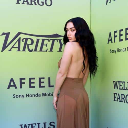 Charli XCX insiste sur le fait qu'elle n'était pas « ironique » sur la chanson polarisante Rock Music
