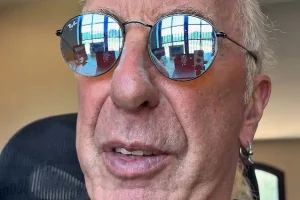 DEE SNIDER se casse l&rsquo;épaule en jouant au basket avec ses enfants : « Je vais être en écharpe pendant les huit prochaines semaines »