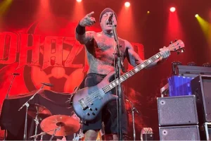 EVAN SEINFELD de BIOHAZARD : « Nous nous copions intentionnellement » sur l&rsquo;album « Divided We Fall »