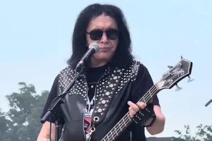GENE SIMMONS explique pourquoi il continue de se produire en live : « Je ne peux pas rester en dehors de la scène ». Je l&rsquo;aime trop.