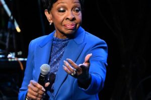 Gladys Knight « se réduit à moins de performances » alors qu&rsquo;elle semble confuse sur scène