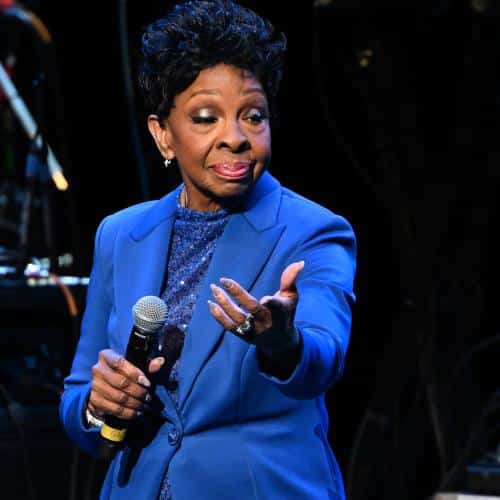 Gladys Knight « se réduit à moins de performances » alors qu'elle semble confuse sur scène