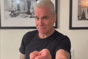 HENRY ROLLINS publiera son nouveau mémoire « Bait Dog Boy » en mars 2027