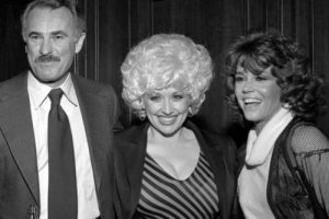 Jane Fonda rend hommage à Dolly Parton, co-star de 9 To 5