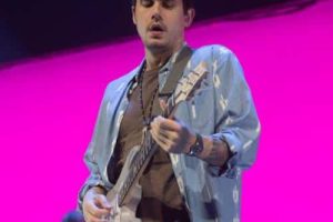 John Mayer rend hommage à Dolly Parton lors d&rsquo;un spectacle intime dans les Hamptons et fait allusion à une nouvelle musique