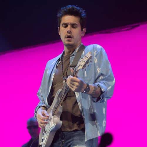 John Mayer rend hommage à Dolly Parton lors d'un spectacle intime dans les Hamptons et fait allusion à une nouvelle musique