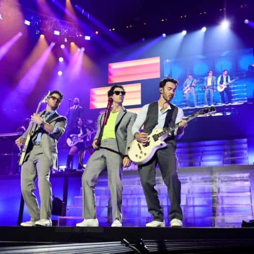 Jonas Brothers sort un nouveau single au MSG à guichets fermés alors que l'ère Burning Up revient