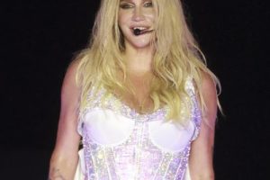 Kesha et Jack White rendent hommage à Dolly Parton avec des reprises lors de leurs concerts