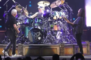 Le batteur de RUSH ANIKA NILLES à propos de GEDDY LEE et ALEX LIFESON : « Si vous connaissez ces deux gars, ils sont si drôles et si humains »