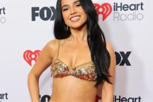 Le nouvel album de Becky G « marie » les deux côtés de sa personnalité