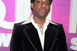 Leon Bridges estime que les artistes ont la « responsabilité » de responsabiliser leurs fans