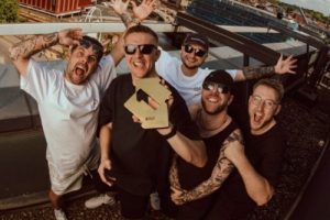 Les Reytons remportent leur deuxième album numéro 1 au Royaume-Uni avec A Love Letter To A Broken Town