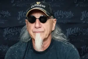 MARK TORNILLO d&rsquo;ACCEPT sur l&rsquo;importance de s&rsquo;échauffer avant un spectacle : « Si je sors là-bas avec toutes les armes à feu sans faire d&rsquo;exercices vocaux », je ne vais « pas durer »