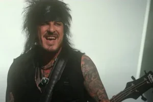 NIKKI SIXX explique l&rsquo;utilisation par MÖTLEY CRÜE des pistes d&rsquo;accompagnement lors des concerts : « Nous jouons 100 % en direct »