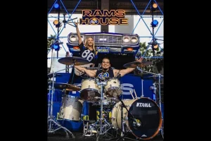 NITA STRAUSS revient pour la septième saison avec les RAMS de LOS ANGELES ; Sera rejoint par son mari JOSH VILLALTA à la batterie