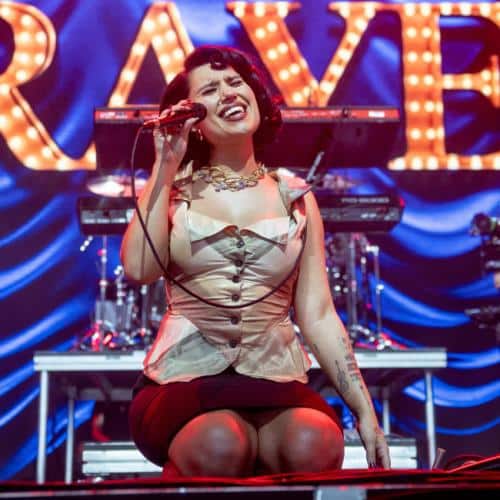 RAYE "travaille sur une bande originale" pour l'un des films de Michael B. Jordan au milieu de rumeurs de romance