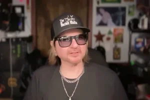 RIKKI ROCKETT revient sur « Hollyweird », le dernier album de matériel original de POISON : « Ce n&rsquo;est pas notre meilleur travail »