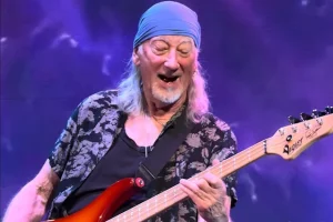 ROGER GLOVER de DEEP PURPLE explique pourquoi il ne se lasse jamais de jouer « Smoke On The Water » : « Je l&rsquo;écoute du point de vue du public »