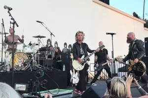 Regarder : BILLIE JOE ARMSTRONG, TRAVIS BARKER, TIM ARMSTRONG et CJ RAMONE se produisent lors de l&rsquo;hommage officiel du 50e anniversaire des RAMONES