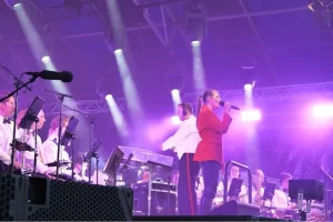 Regarder : FLOOR JANSEN de NIGHTWISH interprète la reprise de « Nothing Else Matters » de METALLICA avec le groupe de la marine royale néerlandaise