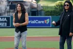 Regarder: GENE SIMMONS et PAUL STANLEY de KISS lancent leur premier lancer au Angel Stadium