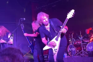Regarder : Le batteur original d&rsquo;OVNI ANDY PARKER se produit avec LIGHTS OUT – UNE EXPÉRIENCE OVNI à San Antonio