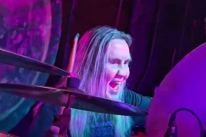 Regarder: NICKO MCBRAIN d&rsquo;IRON MAIDEN donne le coup d&rsquo;envoi de la mini-tournée TITANIUM TART 2026 à Sanford, en Floride