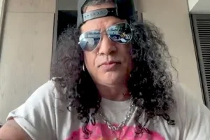 SLASH, guitariste de GUNS N&rsquo; ROSES : « C&rsquo;est vraiment étonnant et humiliant que » l&rsquo;appétit pour la destruction « soit devenu si emblématique »