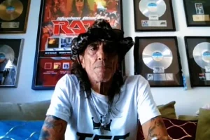 STEPHEN PEARCY à propos de VAN HALEN : « Ils ont changé tout le visage du rock »