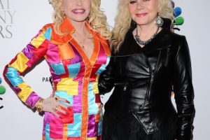 Stella Parton révèle que Dolly Parton a proposé de tester des « médicaments expérimentaux » dans le cadre de la lutte contre le cancer