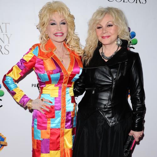 Stella Parton révèle que Dolly Parton a proposé de tester des « médicaments expérimentaux » dans le cadre de la lutte contre le cancer