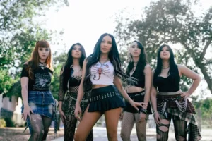 THE VIOLENT HOUR, ancien chanteur de BUTCHER BABIES, CARLA HARVEY, partage son nouveau single « Screenager » et fixe les dates du festival 2026