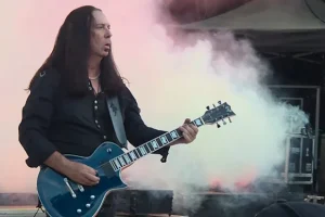 THOMAS YOUNGBLOOD de KAMELOT : « Nous ne tournons pas autant que beaucoup de groupes différents, et il y a une raison à cela »