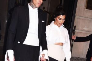 Travis Barker ne « se rend même pas compte » lorsqu&rsquo;il apparaît dans Les Kardashians