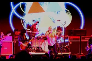 Voir la vidéo Pro-Shot de COREY TAYLOR, GEEZER BUTLER, NUNO BETTENCOURT et MATT SORUM interprétant « War Pigs » aux « Sound & Vision Awards » 2026