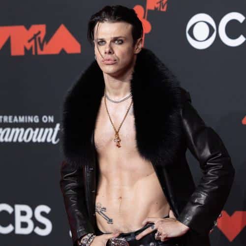 Yungblud se casse la jambe dans un accident de moto