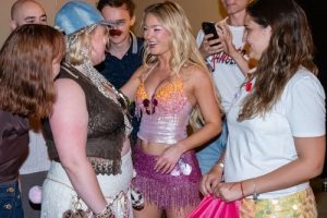 Zara Larsson inspire les jeunes survivants du cancer dans les coulisses du festival Sziget