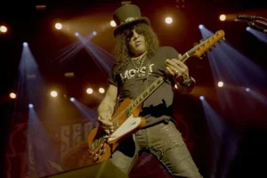 « Music Of Universal Studios Hollywood – Halloween Horror Nights » de SLASH revient sur deux nouvelles couleurs de vinyle en édition limitée
