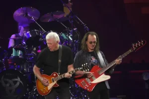 ALEX LIFESON admet qu&rsquo;il avait des « réserves » quant à une nouvelle tournée avec RUSH : mais maintenant « j&rsquo;en suis tombé totalement amoureux »