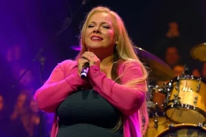 AMANDA SOMERVILLE, qui a tourné avec EPICA et AVANTASIA, diagnostiquée avec une « tumeur cérébrale maligne et agressive »