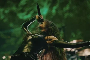 ARCH ENEMY publie la vidéo officielle en direct de 2026 pour « Nemesis », mettant en vedette la nouvelle chanteuse LAUREN HART