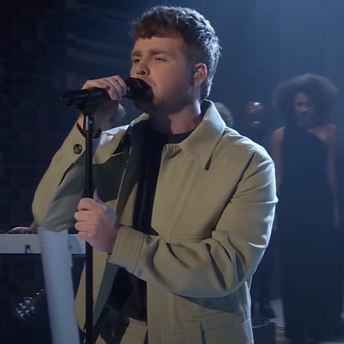 Alex Warren se dirige vers un deuxième album numéro 1 consécutif avec WILDCHILD