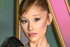 Ariana Grande change à nouveau les paroles de Ricky Alvarez lors du dernier concert de la tournée Eternal Sunshine