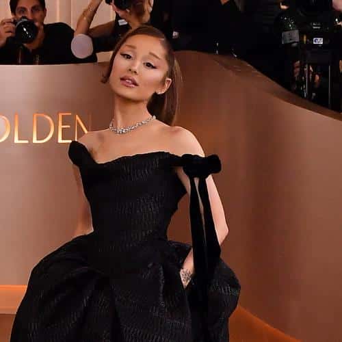 Ariana Grande pleure lors du dernier concert de la tournée Eternal Sunshine
