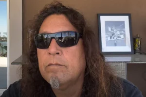 CHUCK BILLY sur l&rsquo;évolution musicale de TESTAMENT au cours des quatre dernières décennies : « C&rsquo;est un univers totalement différent, c&rsquo;est sûr »