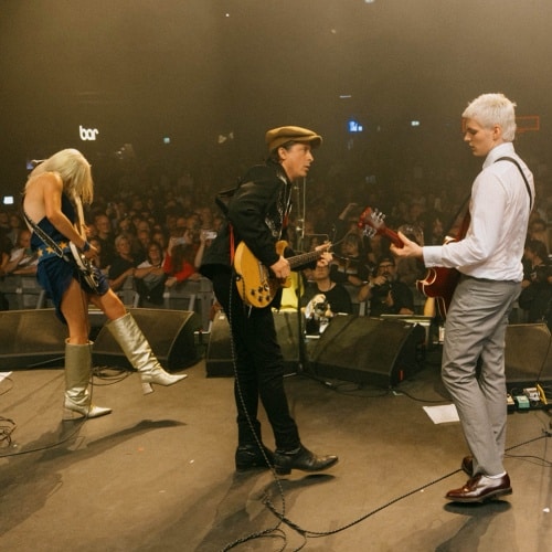 Carl Barât des Libertines rejoint les Molotovs sur scène lors d'un spectacle historique