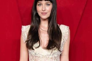 Dakota Johnson révèle ce que c&rsquo;était vraiment de travailler avec Taylor Swift sur la promotion Patient Zero