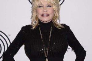 Dolly Parton accueille les invités dans son nouveau musée dans un message vidéo préenregistré