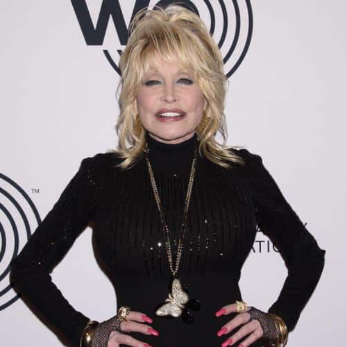 Dolly Parton accueille les invités dans son nouveau musée dans un message vidéo préenregistré